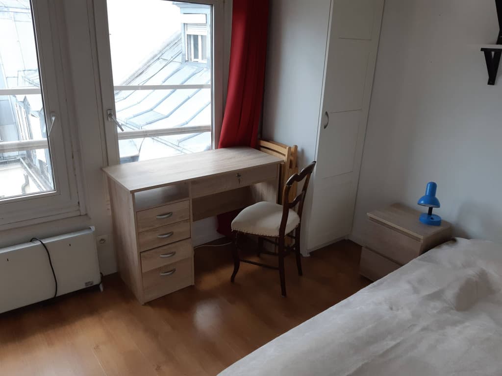 Chambre de bonne Paris 1er - 10m² a louer