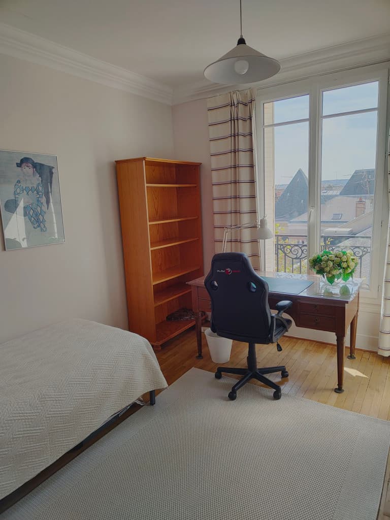 Loue chambre avec salle de douche privée, dans mon appartement