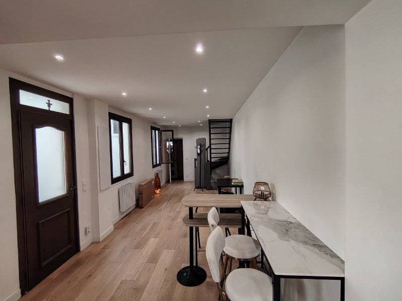 Propose un studio indépendant, en colocation