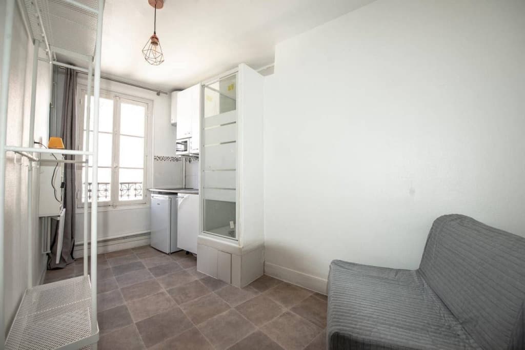 Chambre de bonne de 9m² à louer, disponible uniquement jusqu’à fin août. Paris 15
