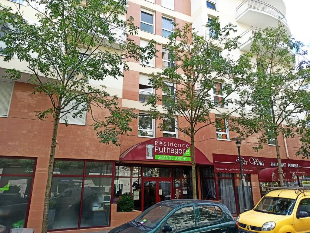 Location Studio meublé 18m² avec balcon – Courbevoie / La Défense