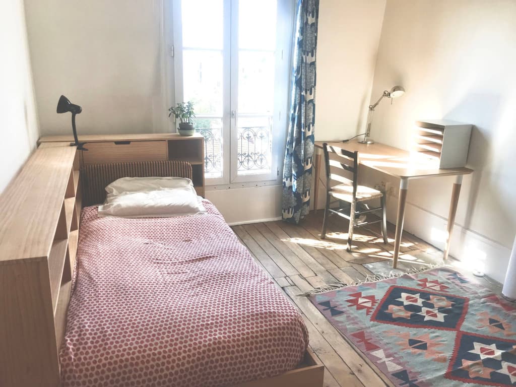 Bonjour, je propose cette chambre, 1 à minute du métro Gambetta