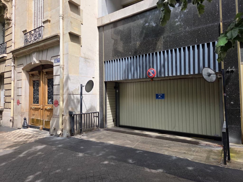 Emplacement de parking à louer avenue Hubert Germain 75116
