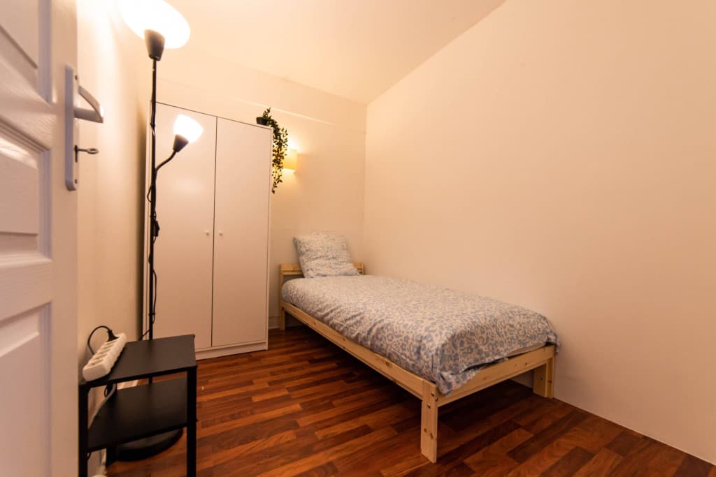 Chambre lumineuse et meublée