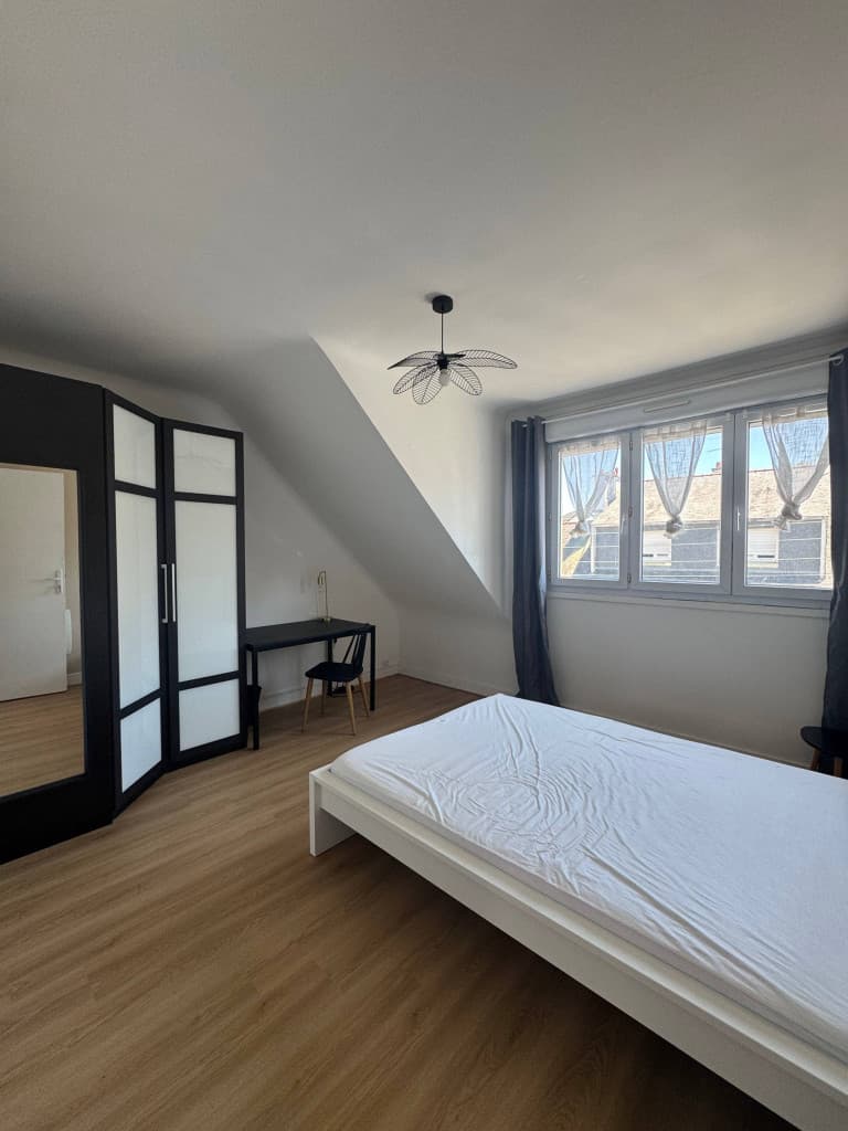 Loue 1 chambre dans colocation maison meublée avec jardin et parking - 136m² (chambre "Beige")