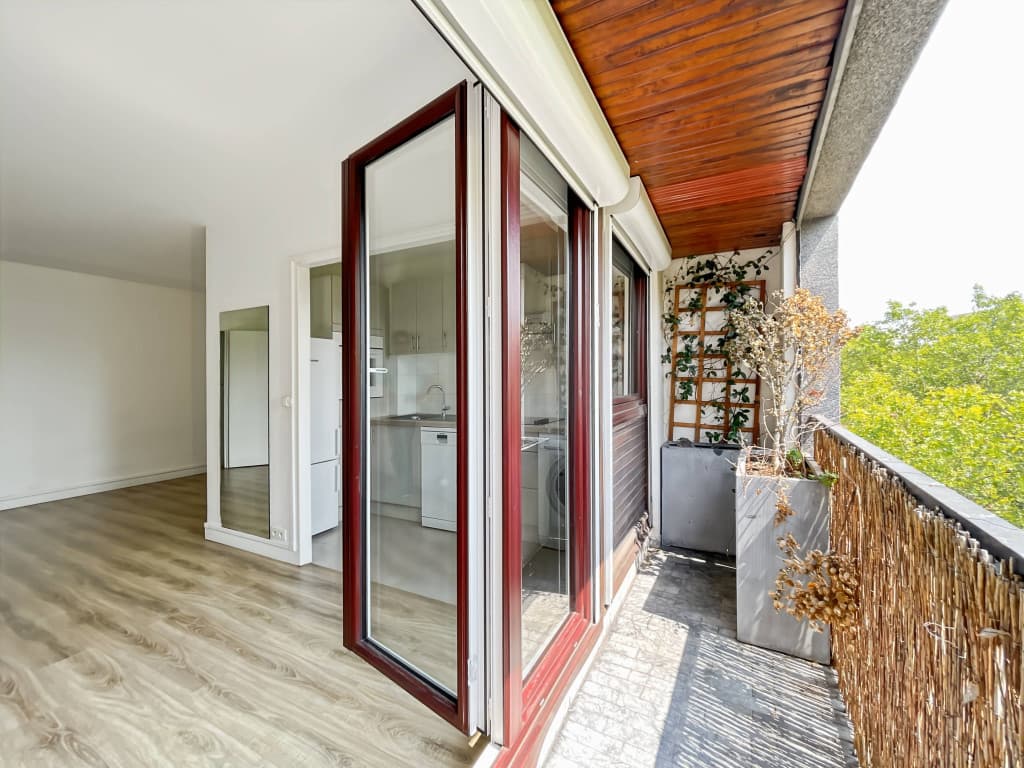 BUTTES CHAUMONT // Appartement T1 avec balcon