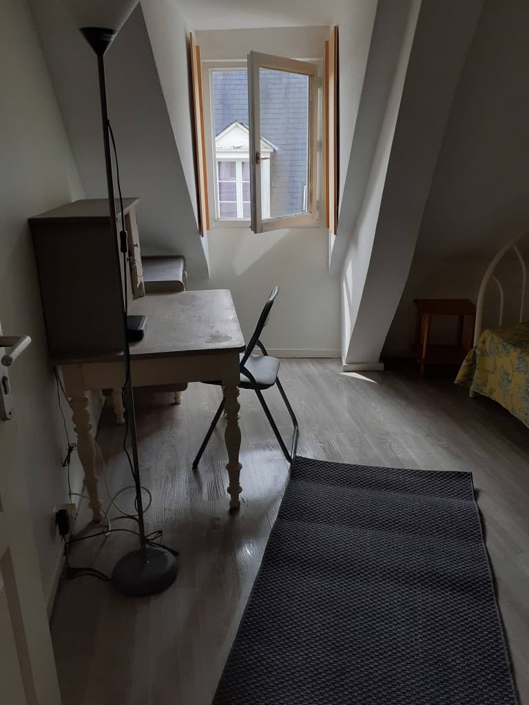 Chambre meublée