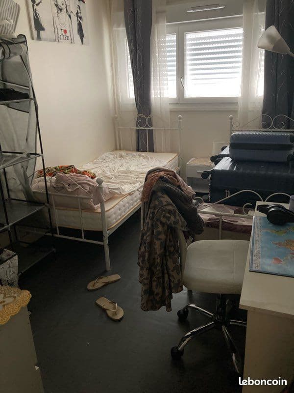 Couple loue chambre meublée pour une fille