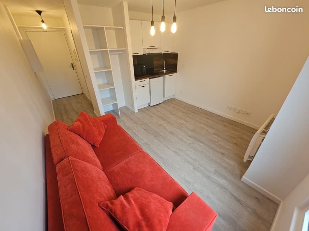 STUDIO 19m carre 300m gare RER Meublé