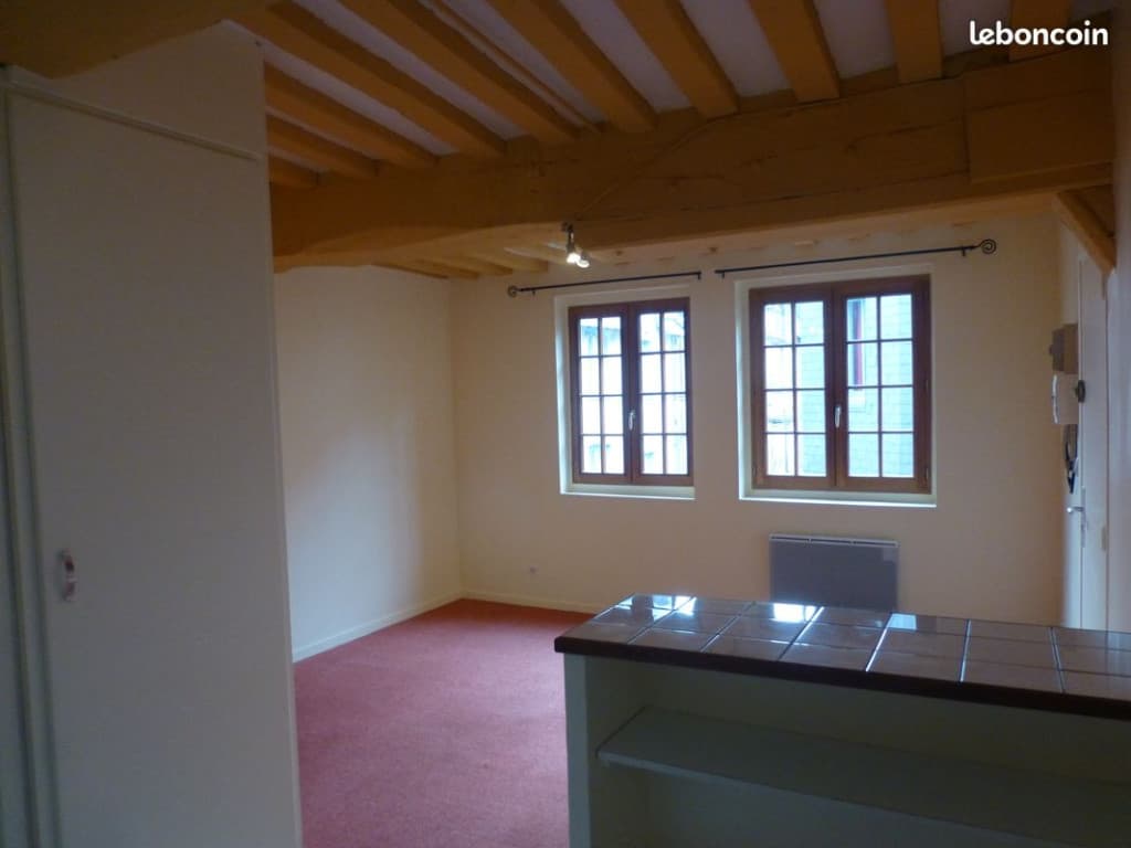 Loue studio vide 395 dont charges 25 prévoir en sus l'électricité