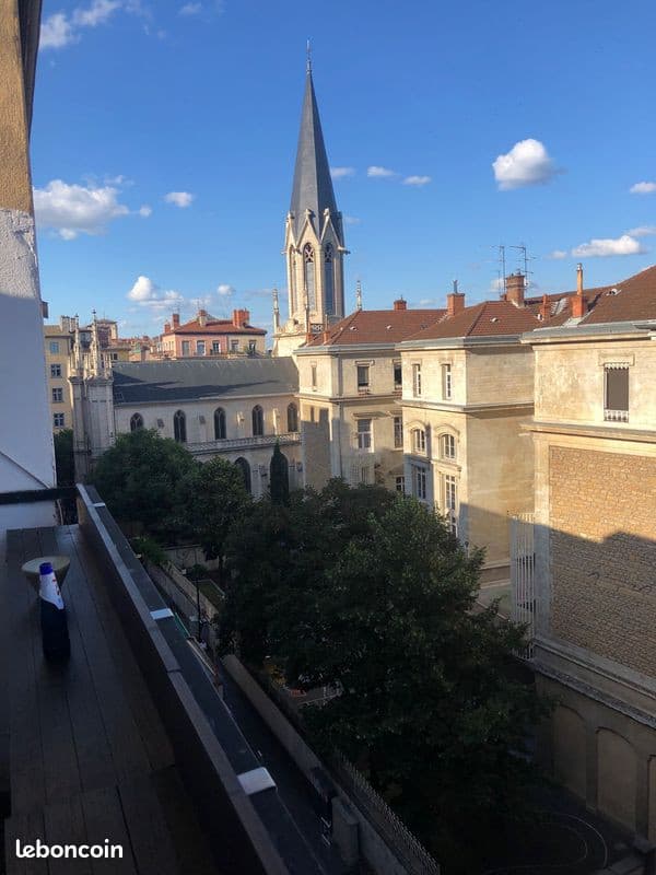Vieux Lyon, rue Saint Georges, T2 traversant avec Terrasse 37m2