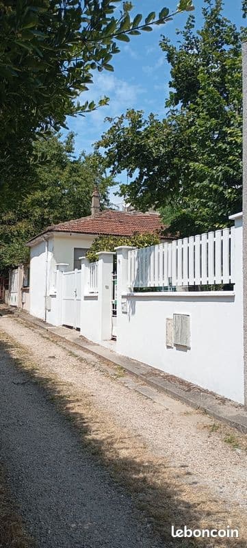 Limite Gentilly / Arcueil (Allée Bellevue), studio (12m²) individuelle munie de douche et WC