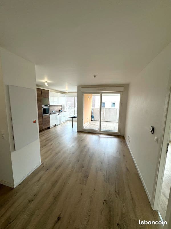 T3 65,6 m² - Ivry, 4min à pieds Metro 7 Pierre et Marie CurieT3 - Balcon + Parking - récent 2020 - non meublé