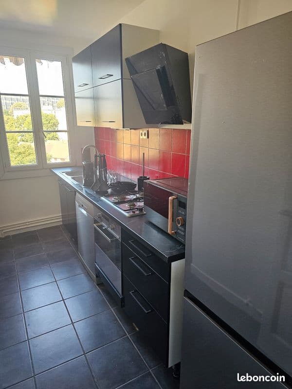 Colocation meublée 3 chambres, 74 m², cuisine équipée, séjour, appartement de standing lumineux, 4ème étage sans ascenseur, charme ancien, 650 CC/chambre - (à 300 m du RER)