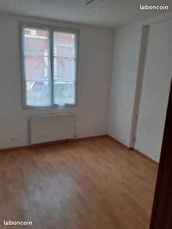 Loue / Location appartement logement rez de chaussée dans immeuble maison creil centre ville mairie gare 25m2