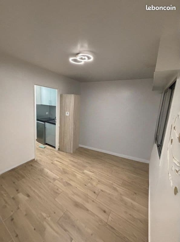 Studio environ 18 m2 avec place de parking
