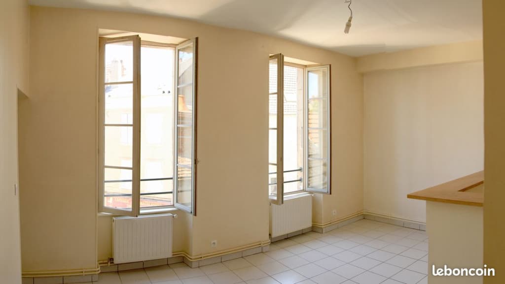TRES AGREABLE DEUX PIECES, très clair