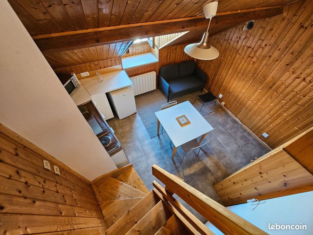 Studio meublé lumineux avec coin nuit en mezzanine, situé place Championnet à Grenoble