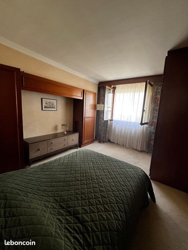 Location - Partie privative dans une maison avec espaces extérieurs