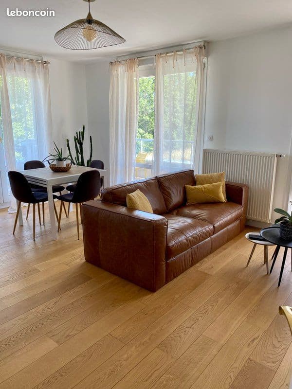 T3 meublé 62 m² – Terrasse 21 m² – Garage – Parking – Piscine – 990 CC
