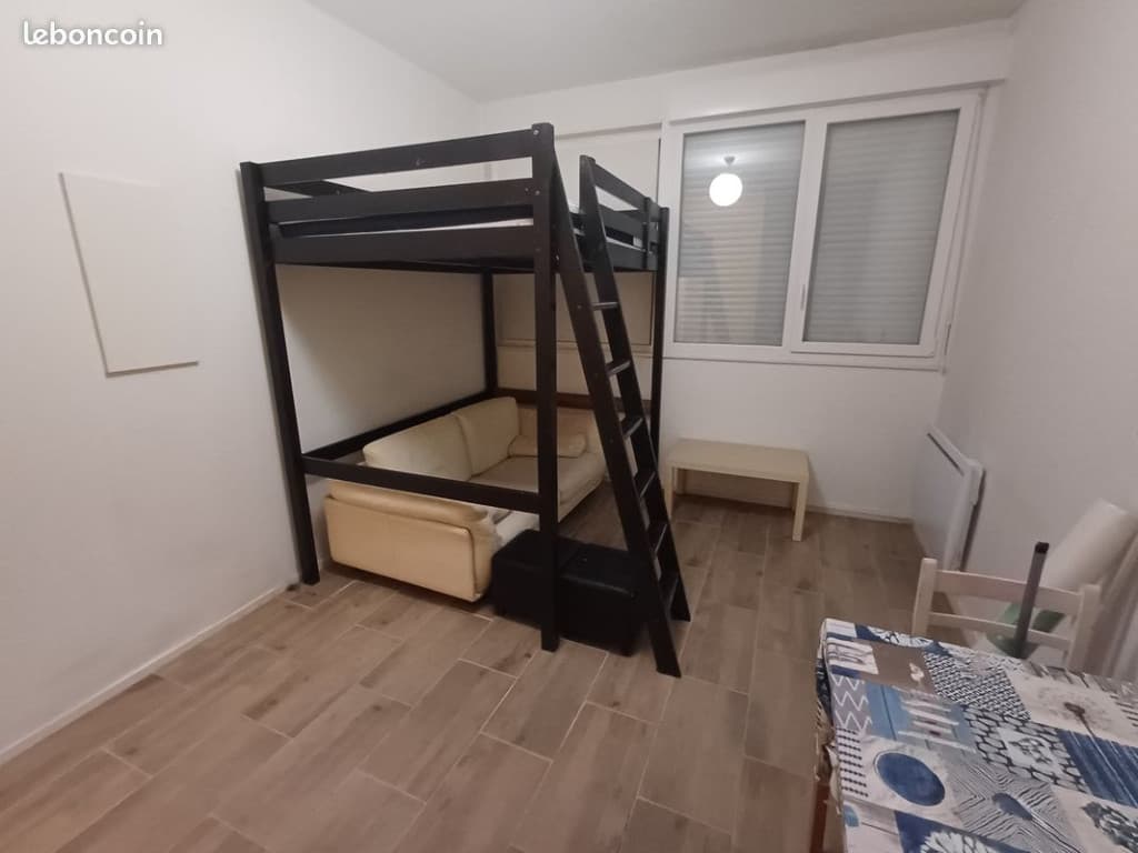 À louer – T1 meublé de 30 m² au centre-ville de Brest - , résidence Blaise Pascal, rue Kergorju. Logement meublé, lumineux et calme, dans un immeuble récent, sécurisé et bien entretenu