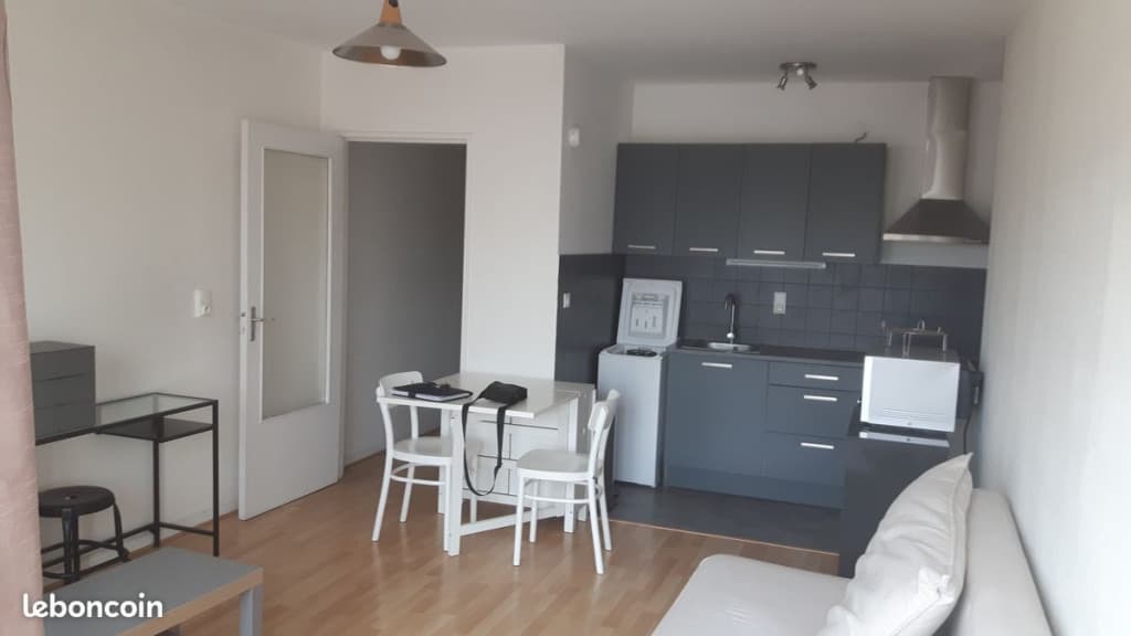 Studio meublé + parking + cave / Rue du 20eme corps américain METZ