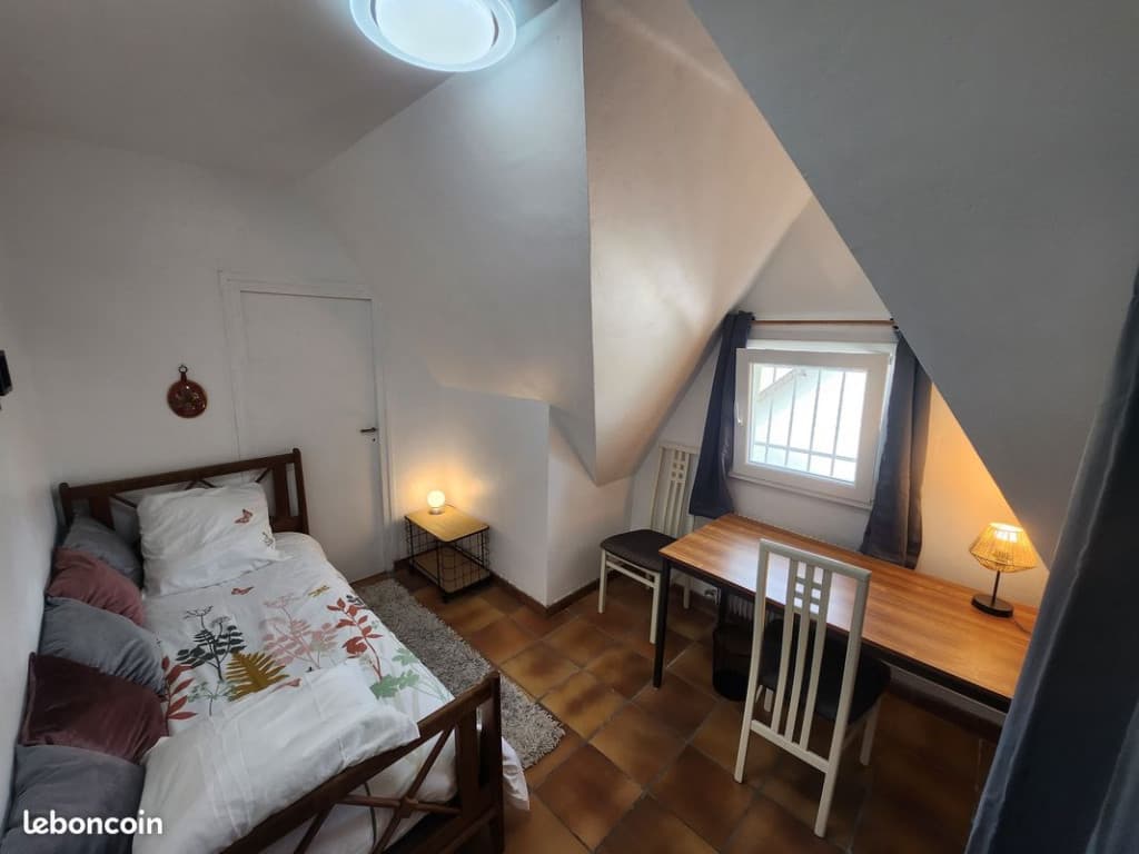 Chambre tout confort dans une maison calme