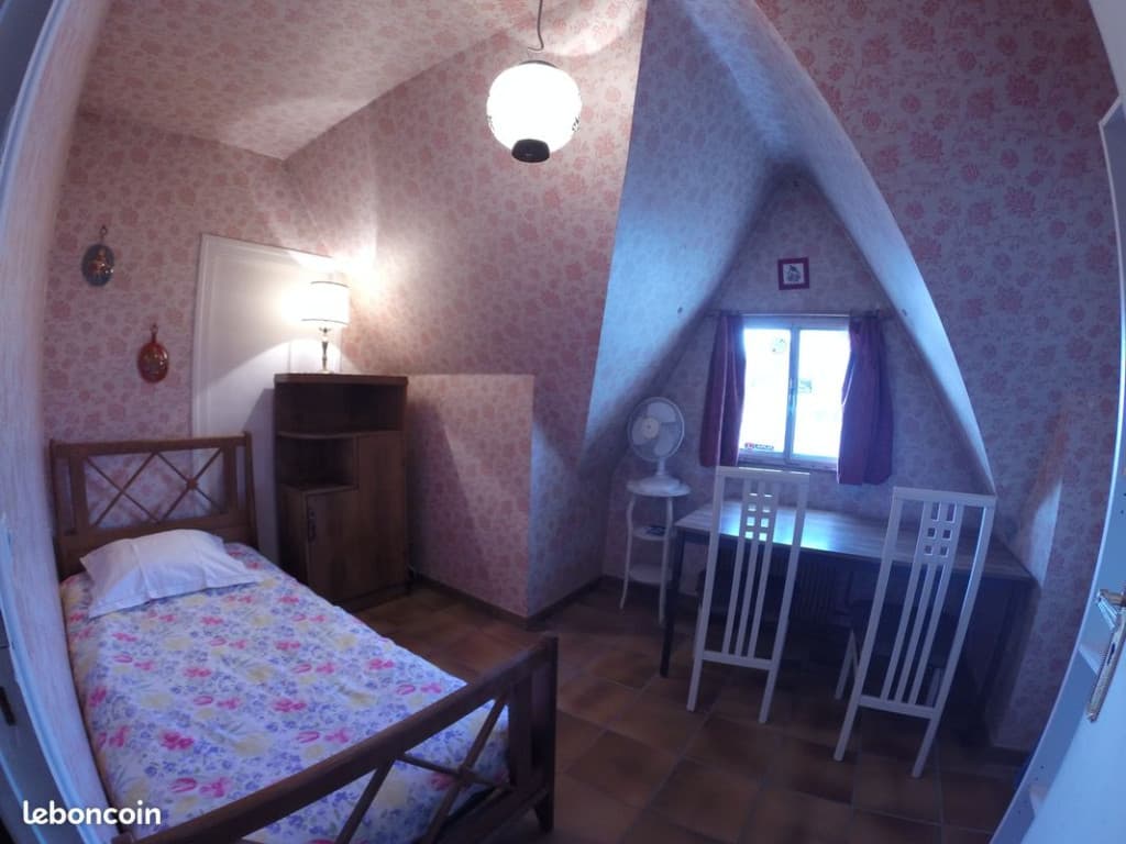Chambre tout confort dans une maison calme