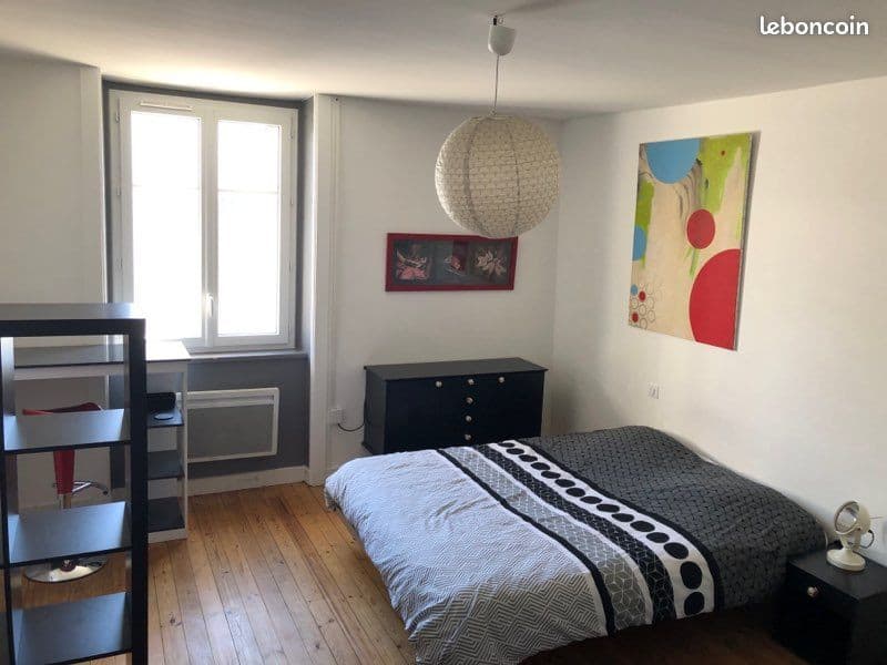 Chambre meublée esprit studio en août