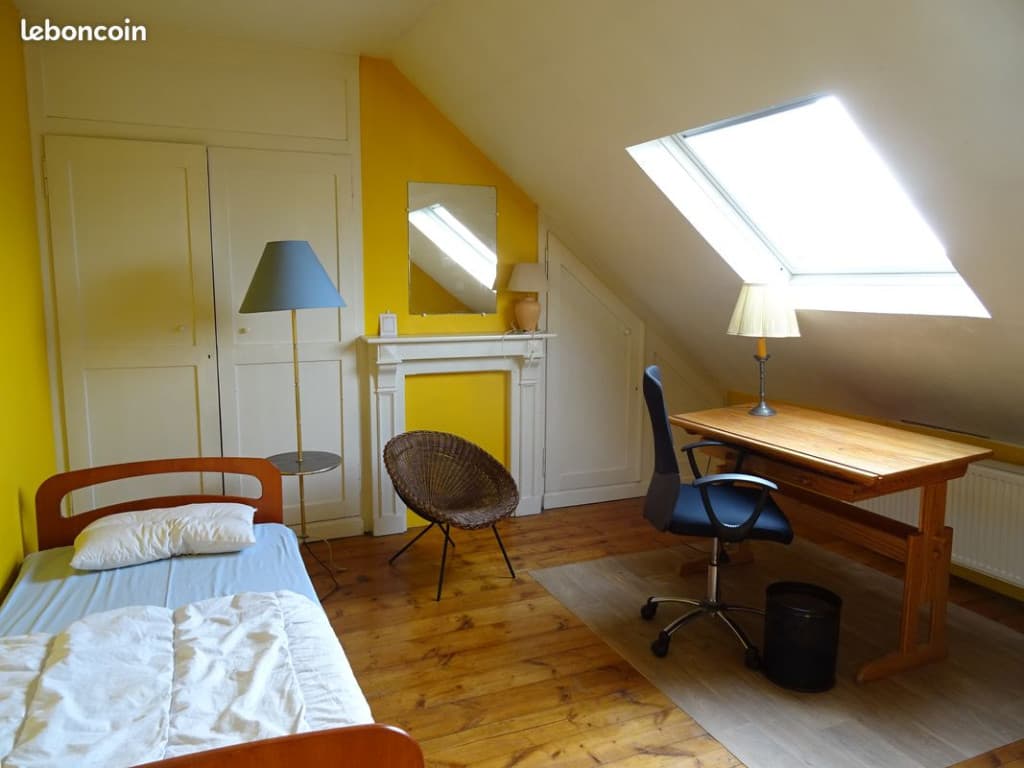 Chambre d'étudiant(e) 16 m² lumineuse et calme 300 Tout Compris. A 10' à pieds de la faculté de la Catho
