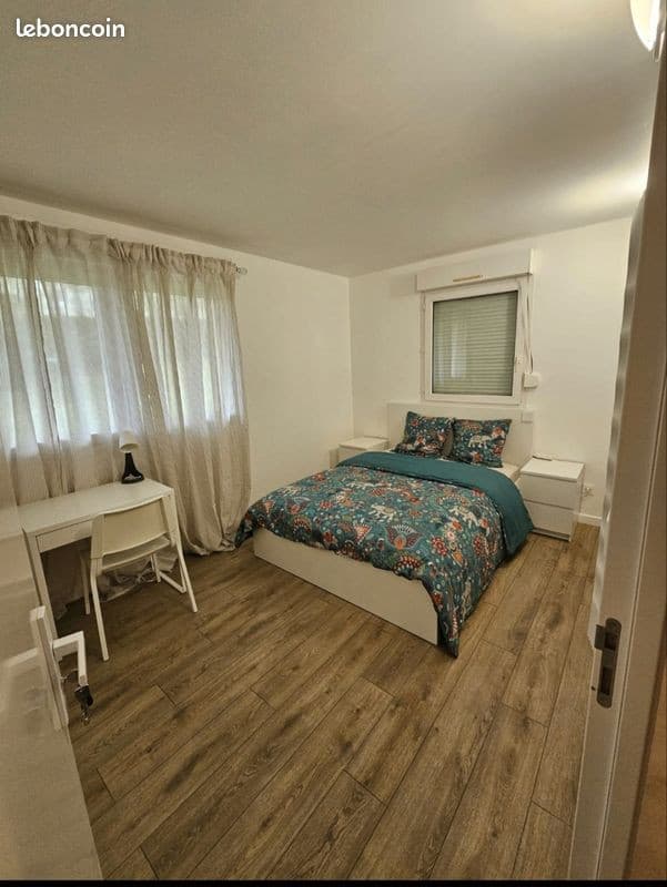 Chambre meublée