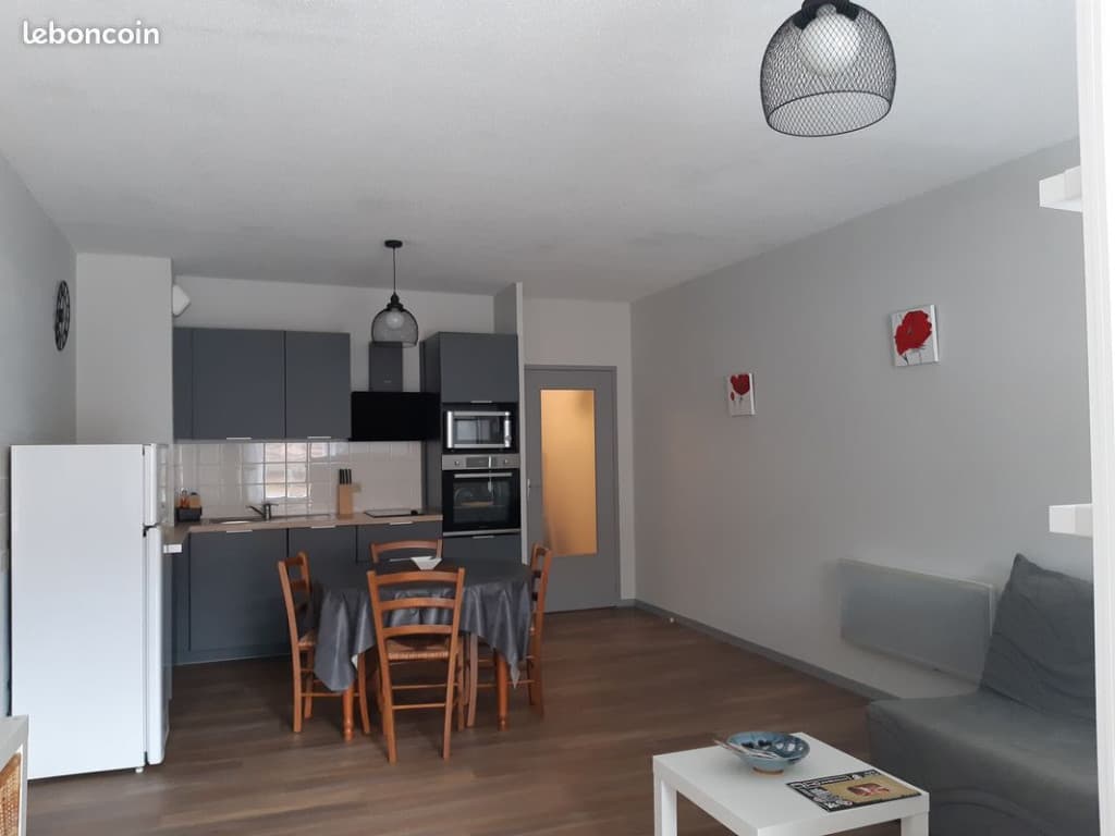 Studio à louer huit bis rue de la république, résidence le théâtre à Salins, les Bains