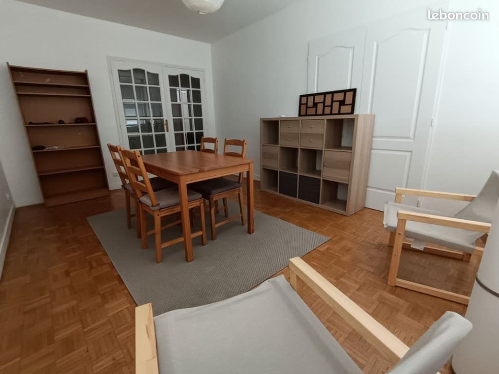 Appartement 4 pièces 76m2 Lyon 6e 1590 CC Avec eau et chauffage