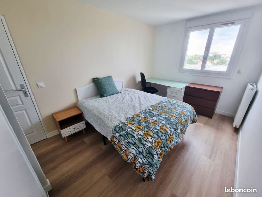 Proche du RER A : chambre meublée