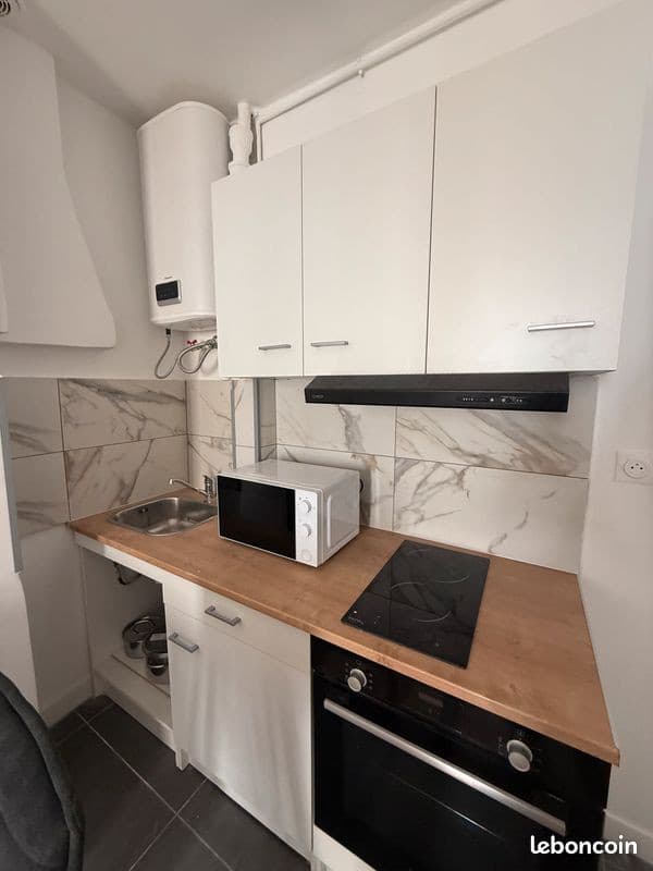 À LOUER – studio entièrement rénové – 22,62 m²