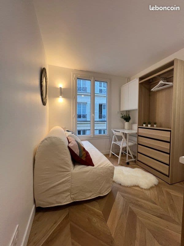 Studio refait à neuf, métro Villiers, 11 m²