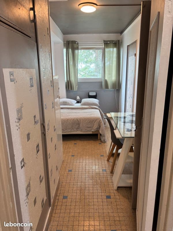 Chambre meublée