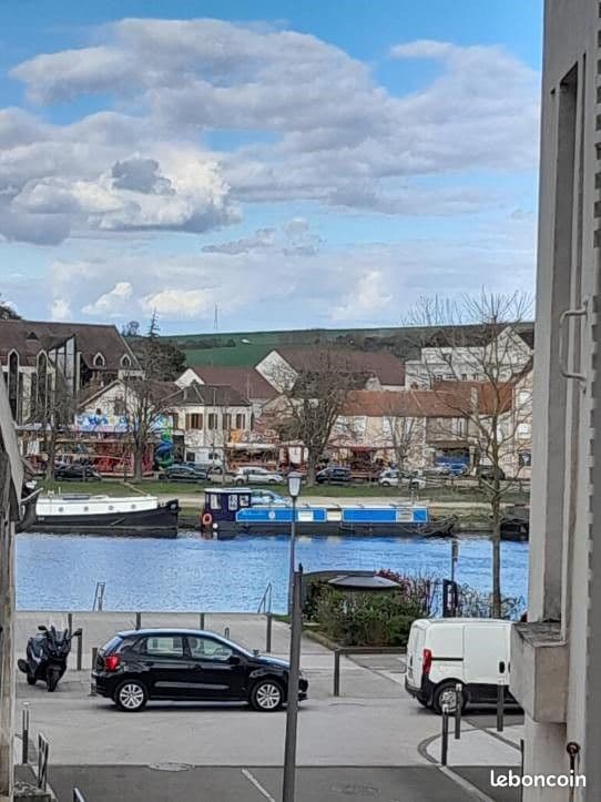 Loue studio F2 rénové et meublé sur les quais avec vue sur l'Yonne - 10 min de la gare et Leclerc