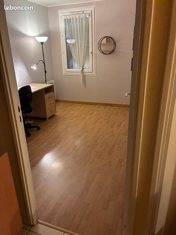 Loue chambre meublée chez l'habitant pour étudiante