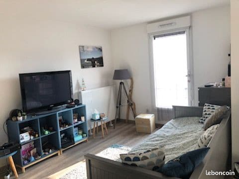 Grand studio au calme avec loggia et parking proche RER, Centre commercial