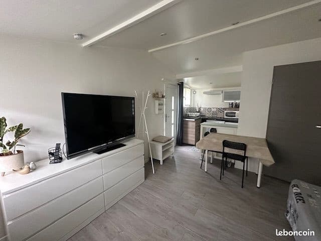 Studio meublé refait à neuf 22m² – RER C – Proche Paris – 805 CC