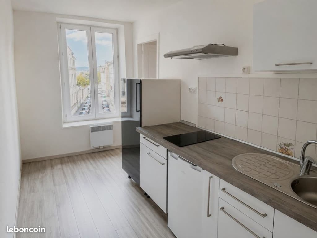 F1 30m2 centre ville rue barbatre