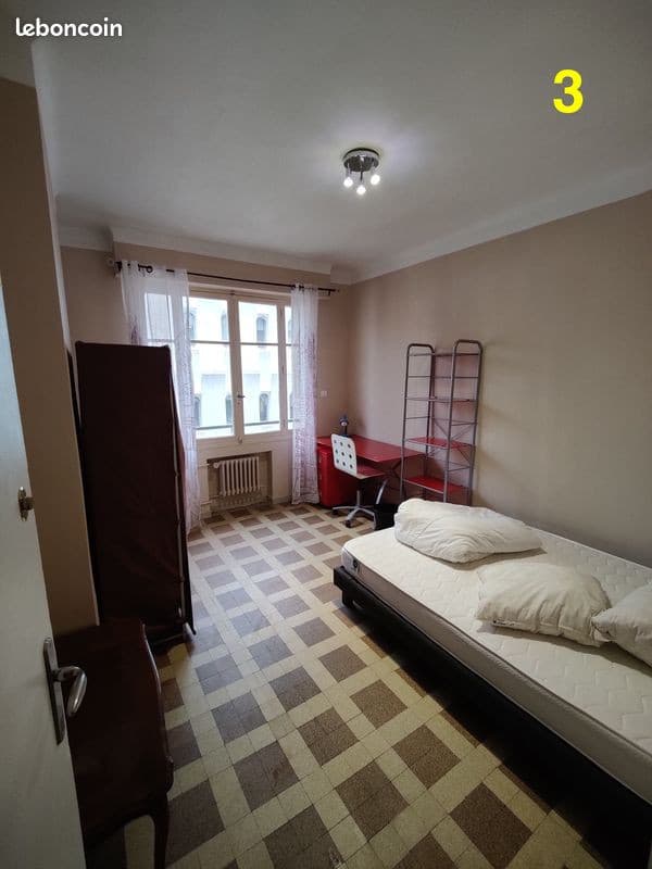 Dispo de suite - Une chambre à louer meublée (lire la description svp) dans grand appartement de 72m2 - 2 min Gare St Charles