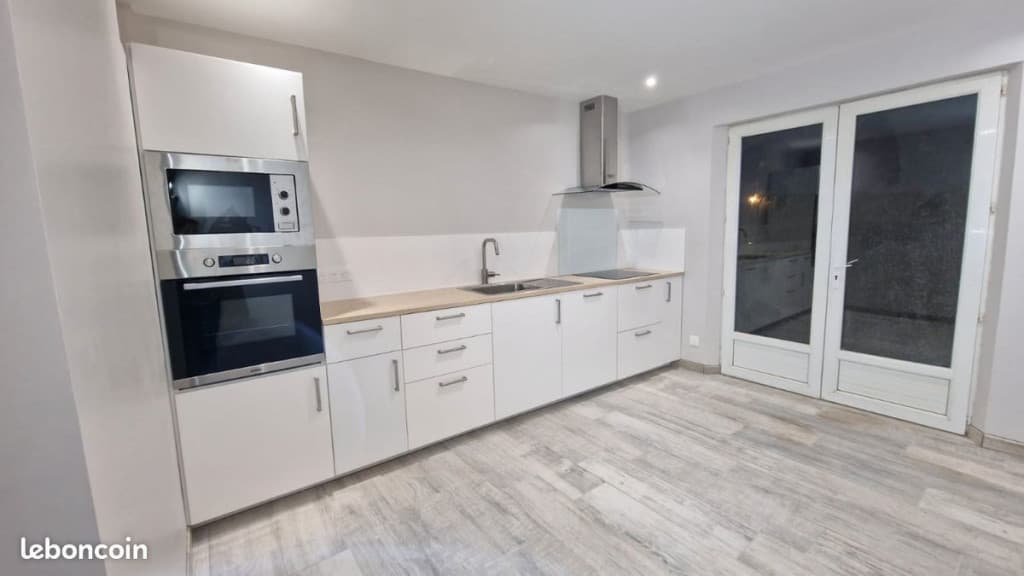 Maison rénovée avec jardin et garage