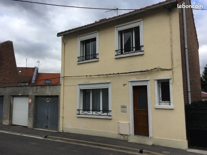Maison Individuelle 3 chambres, cour, garage, bâtiment
