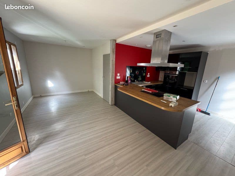 Maison rénovée d’environ 50 m2 avec 740 m2 de terrain à Sully-la-Chapelle