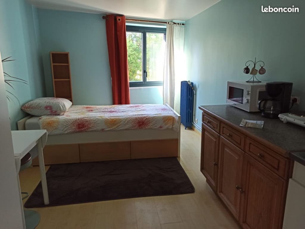 Chambre meublée avec coin cuisine chez l'habitant