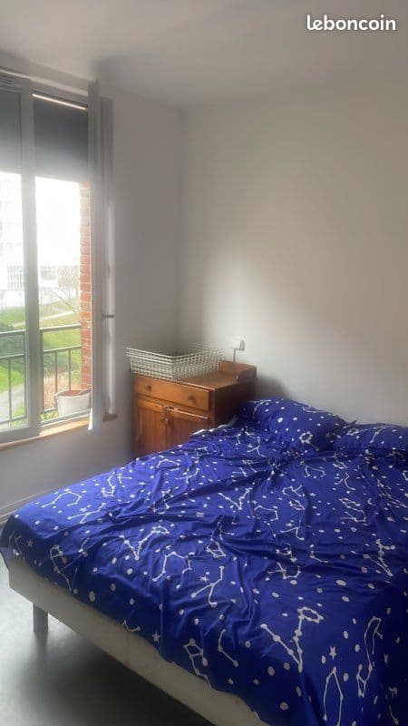 Une chambre dans un appartement