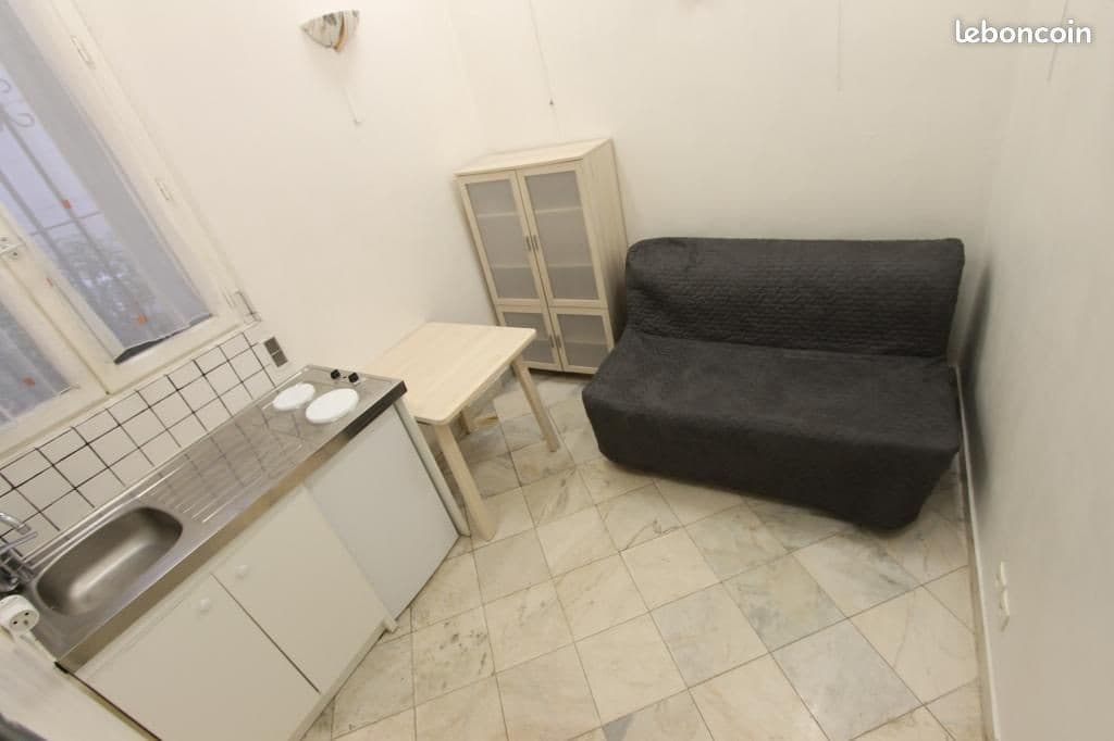 Composé d'une pièce principale, salle de douche avec WC