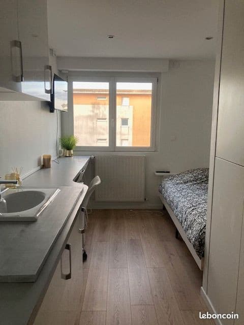 Loue chambre de 10.5 m2 dans appartement de 120m2 avec parties communes à partager
